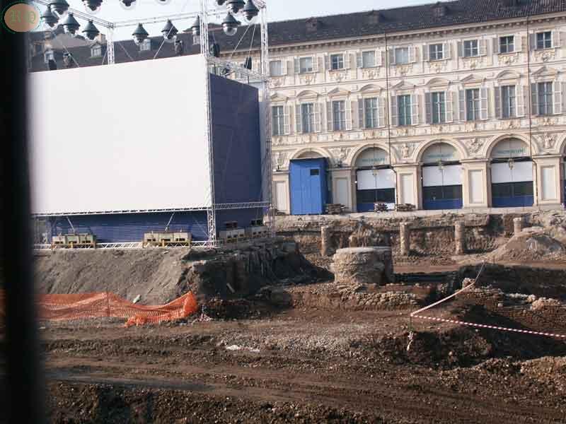 Costruzione sotto la statua
                  equestre